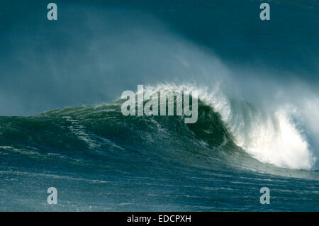 Große Wellen des Atlantiks brechen am Croyde Strand an der Küste von Nord-Devon, UK Stockfoto