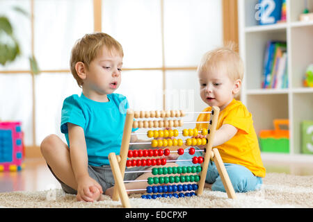 Kinder spielen mit abacus Stockfoto