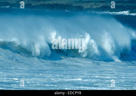 Große Wellen des Atlantiks brechen am Croyde Strand an der Küste von Nord-Devon, UK Stockfoto