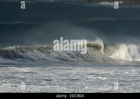 Wellen des Atlantiks brechen am Croyde Strand an der Küste von Nord-Devon, UK Stockfoto