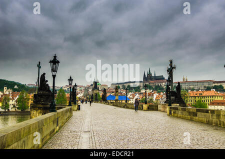 Die Karlsbrücke ist eine berühmte historische Brücke, die überquert die Moldau in Prag, Tschechische Republik und verbindet Prag Cast Stockfoto