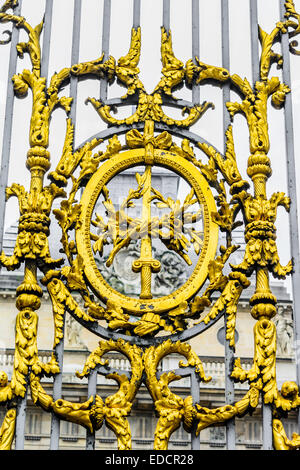 Goldene Metalltor in Paris im barocken Stil dekoriert. Das Tor des Palais de Justice in Paris Frankreich Stockfoto