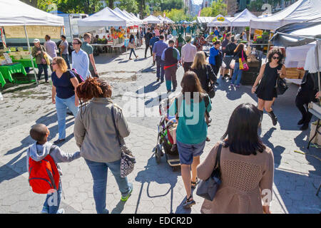 Wandern in den Bauernmarkt in Union Square in New York City Shopper. Stockfoto