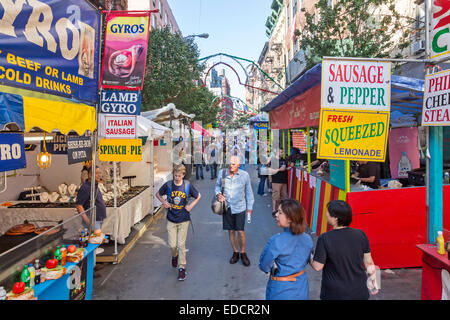 Touristen und Besucher genießen die San Gennaro Festival in Little Italy, Manhattan, New York City. Stockfoto