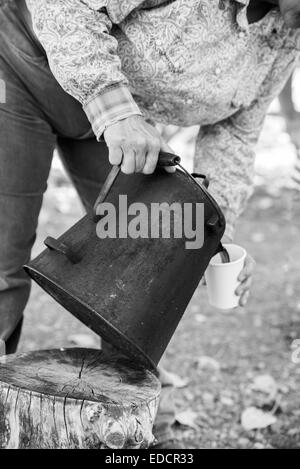 Dame serviert eine Tasse Kaffee in der alten Weise auf Bar U Ranch, Calgary, Alberta Stockfoto