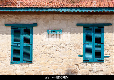 Typisches Haus mit hölzernen Fensterläden in Zypern Stockfoto