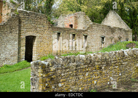 Zerstörte Gebäude in dem verlassenen Dorf Bucht in Dorset, England, UK Stockfoto