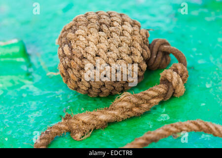 Wicker Kugel zum Werfen eines dünnen Seils Stockfoto