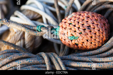 Wicker Kugel zum Werfen eines dünnen Seils Stockfoto