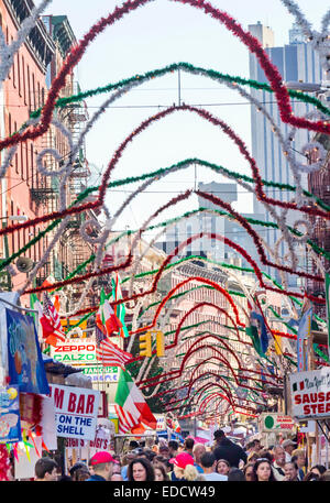 Touristen und Besucher genießen die San Gennaro Festival in Little Italy, Manhattan, New York City. Stockfoto