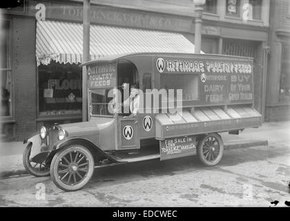 Antike ca. 1910 Foto, Wirthmore Geflügel Feeds Lieferwagen vor dem Torrence Vary & Co. Gebäude in 147 Oxford St in Lynn, Massachusetts, USA. Stockfoto