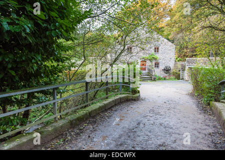 Lane Überqueren einer Brücke über Burbage Bach, die den Zugang zu Häusern auf dem Windses Immobilien, Grindleford, Derbyshire, Peak District, England, Großbritannien Stockfoto