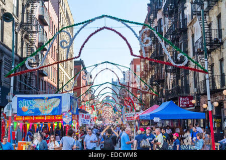 Touristen und Besucher genießen die San Gennaro Festival in Little Italy, Manhattan, New York City. Stockfoto