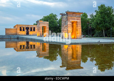 Sonnenuntergang über den Tempel de debod in Madrid, Spanien Stockfoto