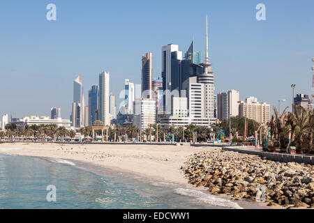 Skyline von Kuwait-Stadt von Shuwaikh Strand Stockfoto