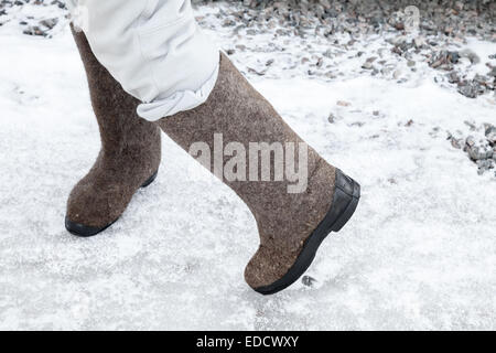 Tanzende Füße mit traditionellen russischen fühlte Stiefel im Winter verschneiten Straße Stockfoto