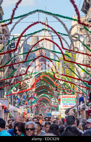 Touristen und Besucher genießen die San Gennaro Festival in Little Italy, Manhattan, New York City. Stockfoto