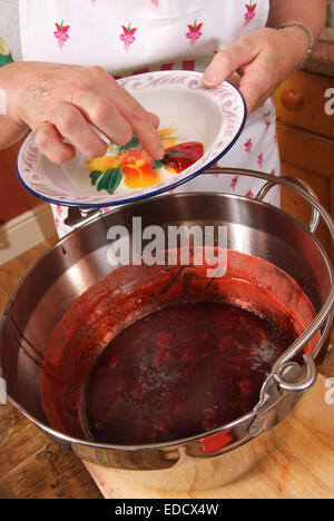 Sue Bridger machen Marmelade in ihrer Küche zu Hause Stockfoto