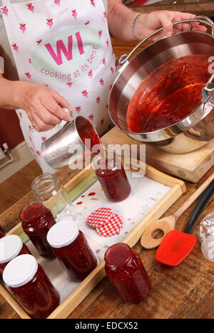 Sue Bridger machen Marmelade in ihrer Küche zu Hause Stockfoto