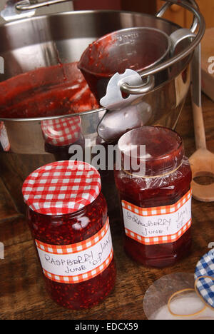 Sue Bridger machen Marmelade in ihrer Küche zu Hause Stockfoto