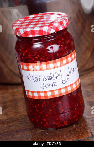 Sue Bridger machen Marmelade in ihrer Küche zu Hause Stockfoto