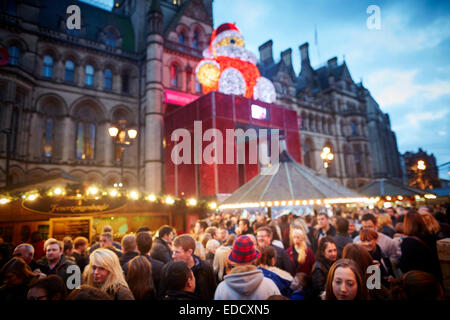 Deutsche Weihnachtsmärkte Manchester und Lichter 2014 Menschenmassen Bild am Albert Square Stockfoto