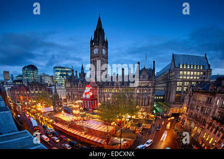 Blick über Manchester German Christmas Markets Albert Square und Rathaus von Manchester Stockfoto