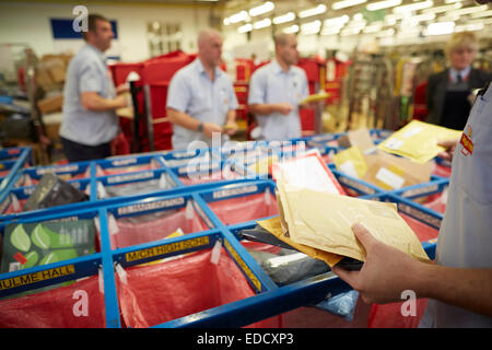 Royal Mail Manchester South Lieferung Büroangestellte die Mail per hand sortieren Stockfoto