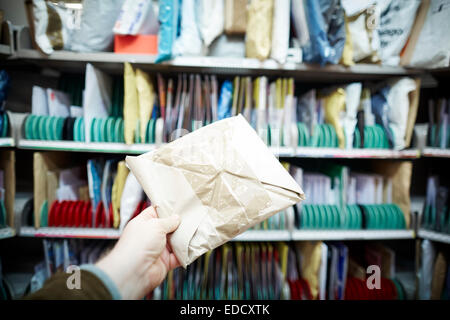 Royal Mail Manchester South Lieferung Büroangestellte die Mail per hand sortieren Stockfoto