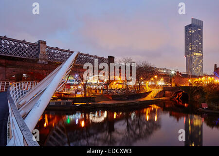 Castlefield Bassin Bereich von Manchester in der Abenddämmerung auf dem Bridgewater Kanal Stockfoto