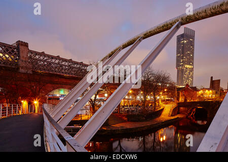 Castlefield Bassin Bereich von Manchester in der Abenddämmerung auf dem Bridgewater Kanal Stockfoto