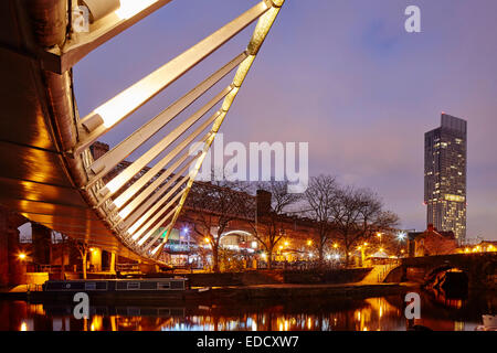 Castlefield Bassin Bereich von Manchester in der Abenddämmerung auf dem Bridgewater Kanal Stockfoto