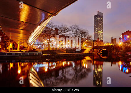 Castlefield Bassin Bereich von Manchester in der Abenddämmerung auf dem Bridgewater Kanal Stockfoto