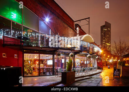 Castlefield Bassin Bereich von Manchester in der Abenddämmerung. Barca-Bar in dem Bogen Eisenbahnviadukt mit Beetham Tower hinter eingebaut Stockfoto