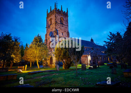 Dawn in Prestbury Dorf in Macclesfield Cheshire UK St.-Peter Kirche ist die Pfarrei Kirche Prestbury, es ist wahrscheinlich die f Stockfoto