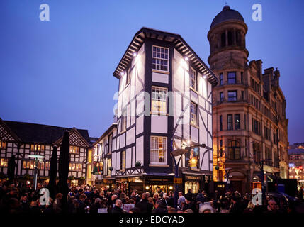 Manchesters Shambles Platz Manchester, England, Vereinigtes Königreich. Erstellt im Jahr 1999 die umgebaute alte Wellington Inn und Sinclairs Oyster Bar Stockfoto