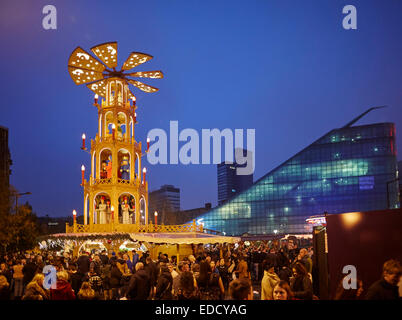 Manchesters deutsche Weihnachtsmärkte in den neuen Speicherort der Kathedrale Gärten Stockfoto