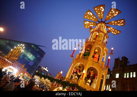 Manchesters deutsche Weihnachtsmärkte in den neuen Speicherort der Kathedrale Gärten Stockfoto