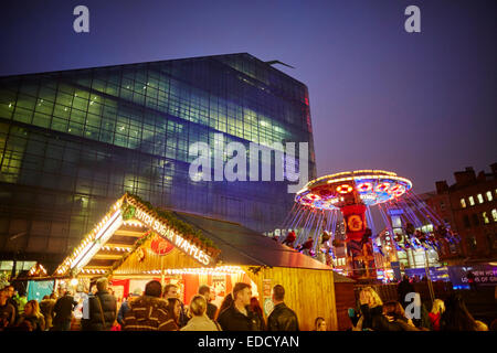 Manchesters deutsche Weihnachtsmärkte in den neuen Speicherort der Kathedrale Gärten Messegelände fahren Swing Ride Stockfoto