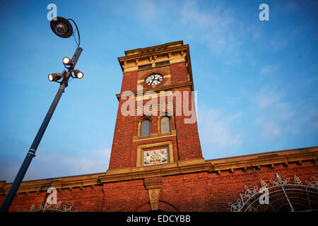 Ashton unter Lyne Tameside, Ortszentrum Markt mit der Markthalle hinter Stockfoto