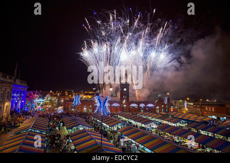 Ashton Weihnachtslichter schalten Ashton unter Lyne Tameside Feuerwerk über der Markthalle und die Marktstände Stockfoto