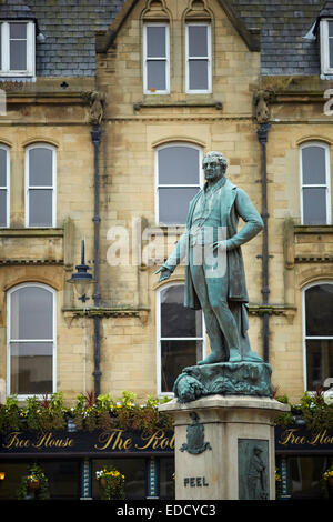 Sir Robert Peel Statue in bury Lancashire UK. Das Peel-Denkmal neben St. Maria die Jungfrau Kirche Stockfoto