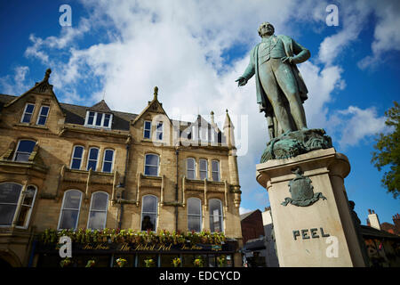 Sir Robert Peel Statue in bury Lancashire UK. Das Peel-Denkmal neben St. Maria die Jungfrau Kirche Stockfoto