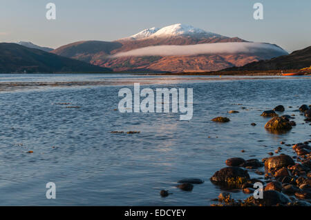 Beinn-Na-Cailich auf der Isle Of Skye mit einem Ring der Morgennebel um ihn herum. Entnommen aus Ardelve über Loch Alsh, Schottland Stockfoto