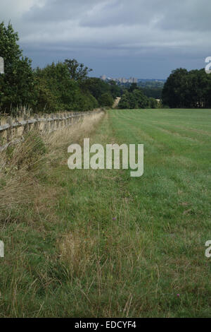 magische Aussicht vom großen Park von Windsor Castle In Entfernung &amp; Umgebung zeigt landschaftlich "Fahrten" Stockfoto