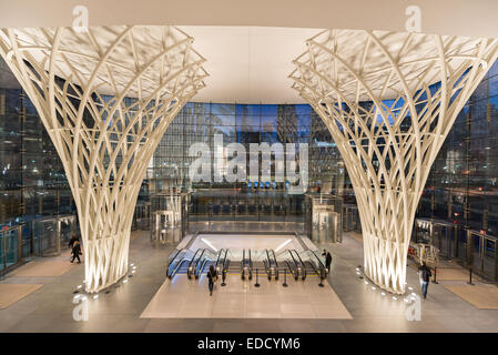 Path train Eingang von der Lobby des World Financial Center in der Dämmerung aufgenommen. World Trade Center im Hintergrund sichtbar ist. Stockfoto