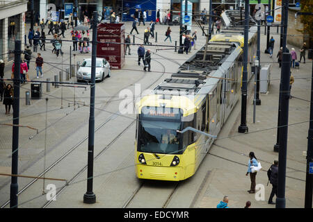 Vorbei an Piccadilly Gardens in Mosley Street Manchester Metrolink-Straßenbahn Stockfoto