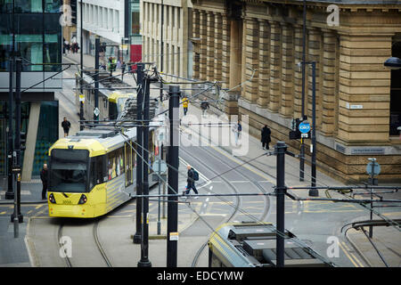 Vorbei an Piccadilly Gardens in Mosley Street Manchester Metrolink-Straßenbahn Stockfoto