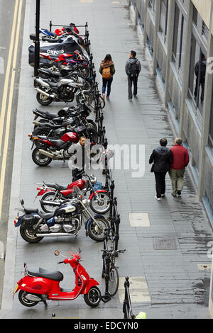 Motorrad Parkplatz auf Gehwegen in der Innenstadt von Manchester UK Stockfoto