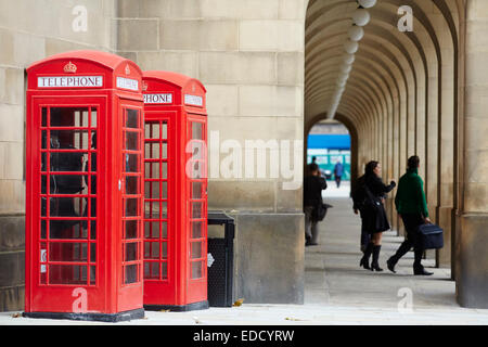 Manchester Stadtzentrum, in der Nähe von zwei roten Telefonzellen der Bibliothek Stockfoto